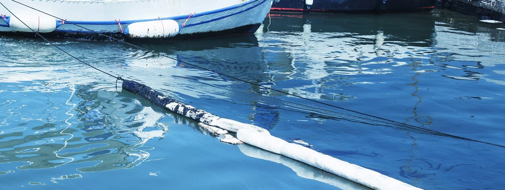 Using Oil Absorbing Spill Kits in Marinas Using Oil Absorbing Spill Kits in Marinas