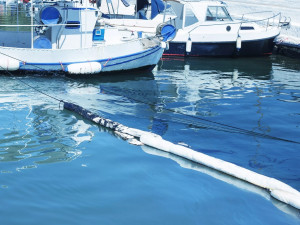 Using Oil Absorbing Spill Kits in Marinas